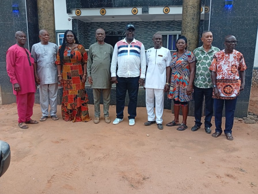 IKEOHA OWERRI-WEST COMMISERATES WITH THE ONYEMES AT  ABOHA-OHII ---As Ohii PG thanks him for coming