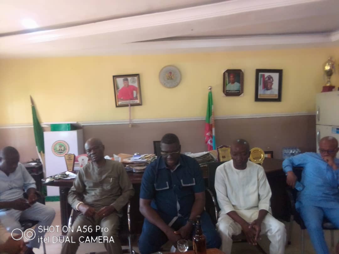 OWERRI-WEST COUNCIL HQS UMUGUMA AGOG AS THE CHIKADIBIA OKPE-LED APC LG LGA EXCO CAME CALLING.--They came to pay IKEOHA a thank you visit.A