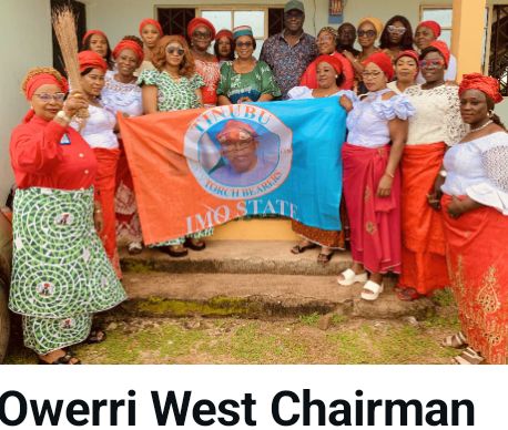 IKEOHA OWERRI WEST  RECEIVES TINUBU TORCH BEARERS, HANDS OVER TORCH TO THEM.
